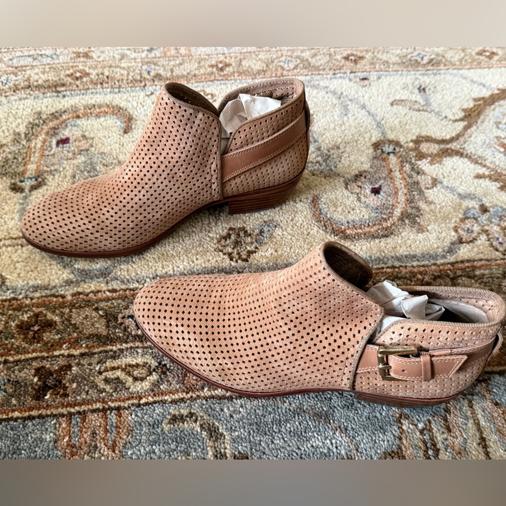 Sam Eldeman size 6 Perforated Ankle Booties in Light Tan